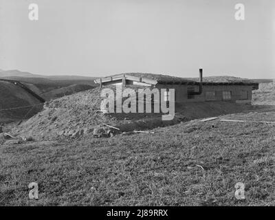 La casa di Daugherty [o Dougherty]. Nota sifone che porta l'acqua di irrigazione dal banco opposto. Distretto di Warm Springs, contea di Malheur, Oregon. Foto Stock