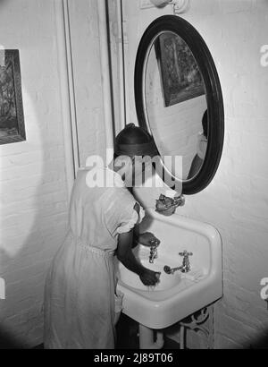 Washington, D.C. uffici di pulizia della donna di charwoman del governo. Il suo orario di lavoro va dalle 5:30 alle 1:00 [onorevole Ella Watson]. Foto Stock