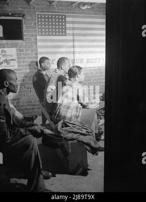 [Untitled photo, possibilmente collegato a: Washington, D.C. Air raid Wardens' meeting in zona nove, zona sud-ovest. Elmer House, lavoratore federale di giorno e in servizio di raid aereo di notte, delineando i piani per il suo settore]. Foto Stock