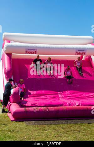 Baiter Park, Poole, Dorset, Regno Unito. 14th maggio 2022. Bella giornata di sole caldo per Race for Life Poole Pretty Muddy, con centinaia di vestiti in rosa, unendo la lotta per battere il cancro e raccogliere soldi per Cancer Research UK, negoziando ostacoli e divertirsi a coprire nel fango, sia nella corsa dei bambini e adulti. Credit: Carolyn Jenkins/Alamy Live News Foto Stock