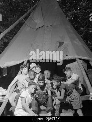 Southfields, New York. Attività interrazziali a Camp Nathan Hale, dove i bambini sono aiutati dal Servizio del campo Metodista. I fumetti sono molto popolari durante i periodi liberi dei campeggiatori. Foto Stock