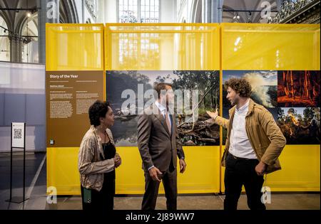 Amsterdam, Paesi Bassi, 14th maggio 2022. 2022-05-14 17:27:59 AMSTERDAM - Matteo Abbott (R) e il Principe Constantijn durante la presentazione del World Press Photo Contest 2022. Il concorso annuale premia fotoreporter e fotografi documentari per le migliori foto e storie visive scattate l'anno scorso. KOEN VAN WEEL netherlands out - belgium out Credit: ANP/Alamy Live News Credit: ANP/Alamy Live News Foto Stock