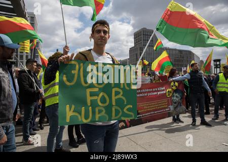 Berlino, Germania. 14th maggio 2022. Diversi gruppi si sono riuniti a Berlino per protestare contro l'occupazione turca e l'imperialismo americano il 14 maggio 2022. I manifestanti gridavano slogan come "sown with fascism and imperialism”. Inoltre, una bandiera del partito operaio Kurdistan (PKK) membro fondatore, Abdullah Oecalan, è stato tenuto da un protester al rally. (Credit Image: © Michael Kuenne/PRESSCOV via ZUMA Press Wire) Foto Stock