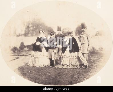 [Gruppo elegante all'aperto], ca. 1856-1859. Foto Stock