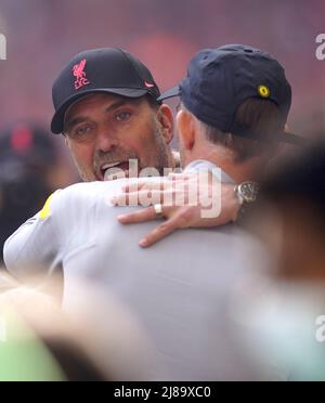 Il direttore di Liverpool Jurgen Klopp (a sinistra) abbraccia il direttore del Chelsea Thomas Tuchel prima della finale della Emirates fa Cup al Wembley Stadium di Londra. Data foto: Sabato 14 maggio 2022. Foto Stock