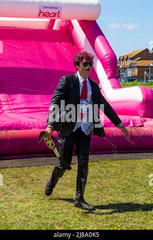 Baiter Park, Poole, Dorset, Regno Unito. 14th maggio 2022. Bella giornata di sole caldo per Race for Life Poole Pretty Muddy, con centinaia di vestiti in rosa, unendo la lotta per battere il cancro e raccogliere soldi per Cancer Research UK, negoziando ostacoli e divertirsi a coprire nel fango, sia nella corsa dei bambini e adulti. Credit: Carolyn Jenkins/Alamy Live News Foto Stock