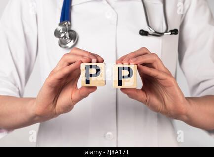 Vitamina PP, acronimo di parola sui cubi nelle mani. Foto di alta qualità Foto Stock