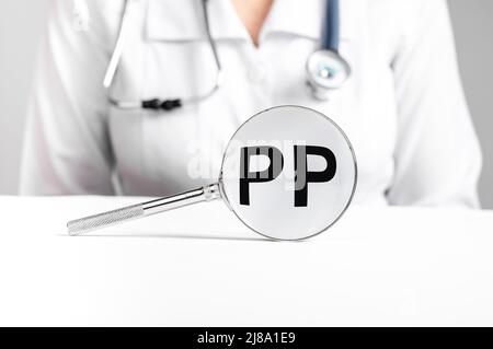 PP vitamina, parola acronimi attraverso lente d'ingrandimento. Foto di alta qualità Foto Stock