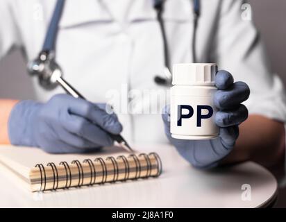 Vitamina PP, acronimo di parola sul vaso cuscino bianco. Foto di alta qualità Foto Stock