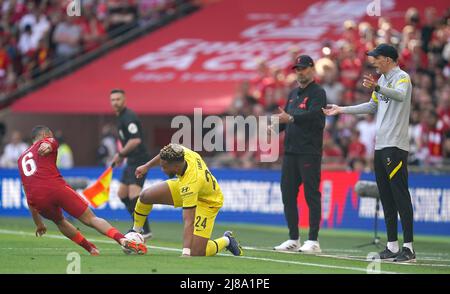 Thiago Alcantara di Liverpool (a sinistra) e Reece James di Chelsea combattono per la palla davanti al manager di Liverpool Jurgen Klopp e al manager di Chelsea Thomas Tuchel (a destra) durante la finale della Emirates fa Cup al Wembley Stadium di Londra. Data foto: Sabato 14 maggio 2022. Foto Stock