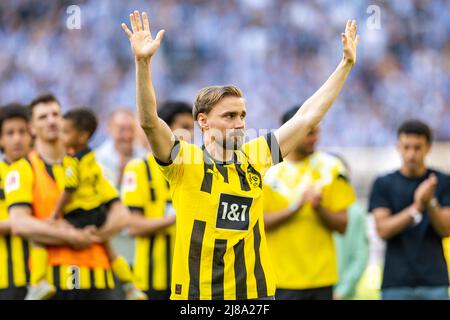 Dortmund, Germania. 14th maggio 2022. Calcio: 1st Bundesliga, Borussia Dortmund - Hertha BSC, Matchday 34, Signal-Iduna-Park: Marcel Schmelzer di Dortmund ondeggia alla folla. Credit: David Inderlied/dpa - NOTA IMPORTANTE: In conformità con i requisiti della DFL Deutsche Fußball Liga e della DFB Deutscher Fußball-Bund, è vietato utilizzare o utilizzare fotografie scattate nello stadio e/o della partita sotto forma di immagini di sequenza e/o serie di foto video-simili./dpa/Alamy Live News Foto Stock