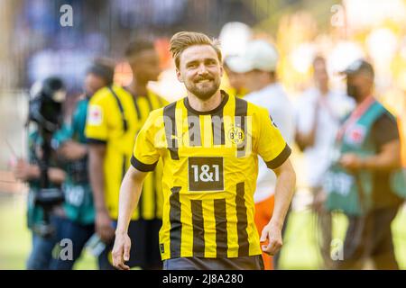 Dortmund, Germania. 14th maggio 2022. Calcio: 1st Bundesliga, Borussia Dortmund - Hertha BSC, Matchday 34, Signal-Iduna-Park: Marcel Schmelzer di Dortmund dice Arrivederci ai tifosi. Credit: David Inderlied/dpa - NOTA IMPORTANTE: In conformità con i requisiti della DFL Deutsche Fußball Liga e della DFB Deutscher Fußball-Bund, è vietato utilizzare o utilizzare fotografie scattate nello stadio e/o della partita sotto forma di immagini di sequenza e/o serie di foto video-simili./dpa/Alamy Live News Foto Stock