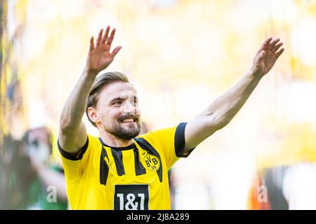 Dortmund, Germania. 14th maggio 2022. Calcio: 1st Bundesliga, Borussia Dortmund - Hertha BSC, Matchday 34, Signal-Iduna-Park: Marcel Schmelzer di Dortmund ondeggia alla folla. Credit: David Inderlied/dpa - NOTA IMPORTANTE: In conformità con i requisiti della DFL Deutsche Fußball Liga e della DFB Deutscher Fußball-Bund, è vietato utilizzare o utilizzare fotografie scattate nello stadio e/o della partita sotto forma di immagini di sequenza e/o serie di foto video-simili./dpa/Alamy Live News Foto Stock