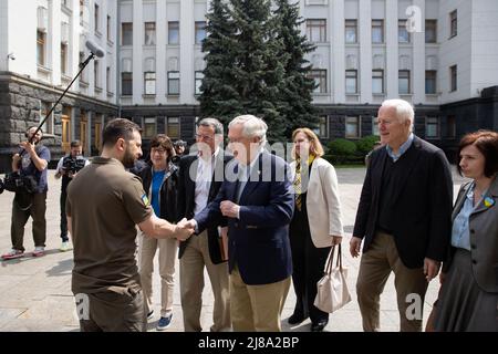 Il presidente ucraino Volodymyr Zelensky ha incontrato una delegazione della Camera alta del Congresso degli Stati Uniti guidata dal leader della minoranza repubblicana al Senato Mitchell McConnell. Zelensky ha sottolineato che questa importante visita è un forte segnale di sostegno bipartisan all’Ucraina da parte del Congresso degli Stati Uniti e del popolo americano. Volodymyr Zelensky ha osservato che oggi l'Ucraina sta combattendo contro l'aggressore russo, difendendo non solo il suo stato, ma anche i valori democratici e le libertà, il diritto delle nazioni di scegliere liberamente il proprio futuro. Foto: Ufficio dei presidenti dell'Ucraina Foto Stock