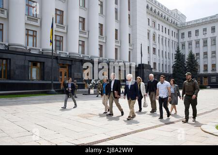 Il presidente ucraino Volodymyr Zelensky ha incontrato una delegazione della Camera alta del Congresso degli Stati Uniti guidata dal leader della minoranza repubblicana al Senato Mitchell McConnell. Zelensky ha sottolineato che questa importante visita è un forte segnale di sostegno bipartisan all’Ucraina da parte del Congresso degli Stati Uniti e del popolo americano. Volodymyr Zelensky ha osservato che oggi l'Ucraina sta combattendo contro l'aggressore russo, difendendo non solo il suo stato, ma anche i valori democratici e le libertà, il diritto delle nazioni di scegliere liberamente il proprio futuro. Foto: Ufficio dei presidenti dell'Ucraina Foto Stock