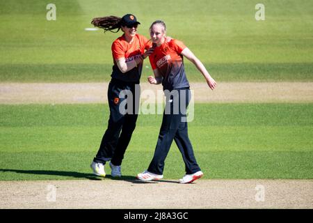 Hove, Regno Unito. 14th maggio 2022. Festeggiamenti durante la partita della Charlotte Edwards Cup tra Southern Vipers e Thunder al 1st Central County Ground di Hove, Inghilterra. Liam Asman/SPP Credit: SPP Sport Press Photo. /Alamy Live News Foto Stock