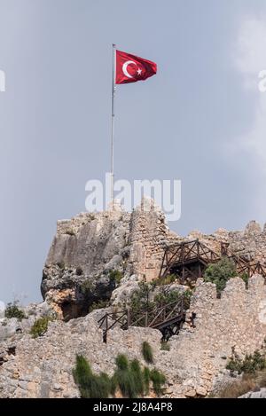 Il borgo collinare di Kaleköy con il suo castello medievale Foto Stock