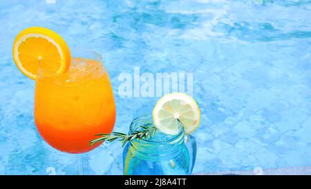 Cocktail a bordo piscina serviti freddi al bar della piscina, cocktail estivi freschi Foto Stock