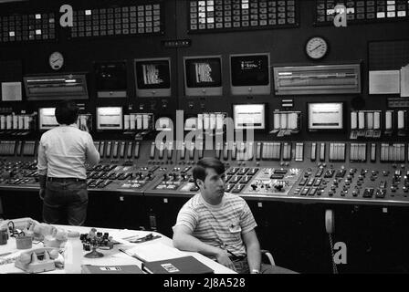 Centrale nucleare di Oconee in South Carolina, gestita dalla Duke Power Company 1979, identica alla centrale di Three Mile Island che ha avuto un incidente di fusione. Questa è la sala di controllo con tutti i comandi e i monitor complessi. Foto Stock