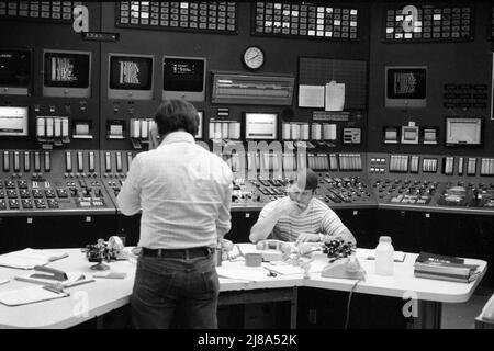 Centrale nucleare di Oconee in South Carolina, gestita dalla Duke Power Company 1979, identica alla centrale di Three Mile Island che ha avuto un incidente di fusione. Questa è la sala di controllo con tutti i comandi e i monitor complessi. Foto Stock