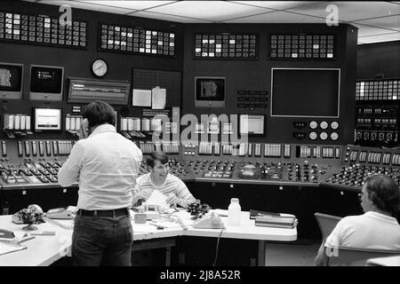 Centrale nucleare di Oconee in South Carolina, gestita dalla Duke Power Company 1979, identica alla centrale di Three Mile Island che ha avuto un incidente di fusione. Questa è la sala di controllo con tutti i comandi e i monitor complessi. Foto Stock