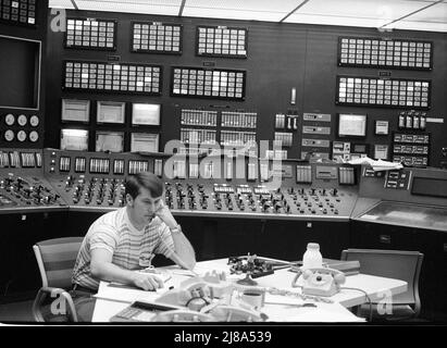 Centrale nucleare di Oconee in South Carolina, gestita dalla Duke Power Company 1979, identica alla centrale di Three Mile Island che ha avuto un incidente di fusione. Questa è la sala di controllo con tutti i comandi e i monitor complessi. Foto Stock