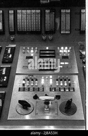 Centrale nucleare di Oconee in South Carolina, gestita dalla Duke Power Company 1979, identica alla centrale di Three Mile Island che ha avuto un incidente di fusione. Questa è la sala di controllo con tutti i comandi e i monitor complessi. Foto Stock