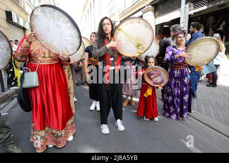 1st Festival culturale curdo a Parigi. Una sfilata in costumi tradizionali e orchestra di strada ha avuto luogo nel 10th circondario di Parigi Foto Stock