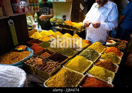 Damasco, Siria - Maggio, 2022: Bancarella del mercato di strada che vende erbe e spezie a Suq al Hamidiyah a Damasco Foto Stock