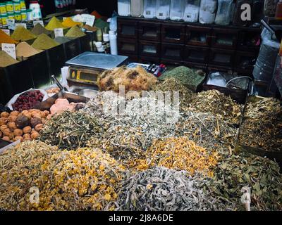 Erbe, tè e spezie presso la bancarella del mercato alimentare (Suq al Hamidiyah) a Damasco Foto Stock