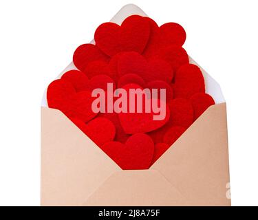 Busta artigianale marrone con cuori in feltro che riempiono isolato sul bianco Foto Stock