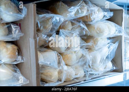 Pane surgelato in frigorifero, concetto di conservazione degli alimenti a lunga durata Foto Stock