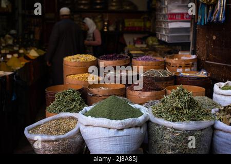 Erbe e spezie presso la bancarella del mercato alimentare (Suq al Hamidiyah) a Damasco Foto Stock