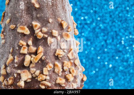 gelato con rivestimento al cioccolato e pezzi di arachidi Foto Stock