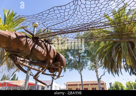 Huelva, Spagna - 28 aprile 2022: Vista parziale del monumento ad una dragonfly realizzata in acciaio corten, nel Campus de “El Carmen” della Huelva Universit Foto Stock