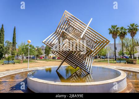 Huelva, Spagna - 28 aprile 2022: Monumento a cubo in acciaio inossidabile nei giardini del Campus de “El Carmen” dell’Università di Huelva. Foto Stock