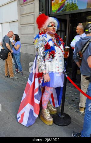 Londra, UK, 14 maggio 2022 Queue at Halfway to Heaven pub 7 Duncannon St, London WC2N 4JF at Trafalgar Square. West End occupato nel fine settimana di sole. Credit: JOHNNY ARMSTEAD/Alamy Live News Foto Stock