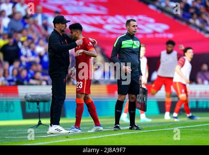 Il direttore di Liverpool Jurgen Klopp (a sinistra) abbraccia Luis Diaz mentre lascia il campo dopo essere stato sostituito durante la finale della Emirates fa Cup al Wembley Stadium di Londra. Data foto: Sabato 14 maggio 2022. Foto Stock