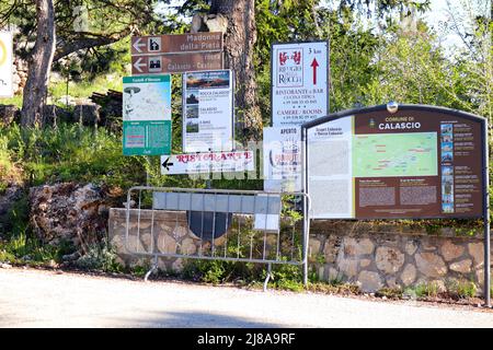 Cartello di informazioni turistiche per Rocca Calascio, fortezza medievale in cima alla montagna. Abruzzo - Italia Foto Stock