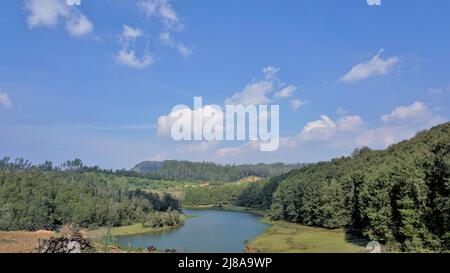 Splendidi paesaggi panoramici delle cascate di Pykara, Ooty, Tamilnadu. La meta ideale per la luna di miele nell'India meridionale Foto Stock