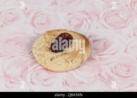 Gustosi biscotti al burro con punto di marmellata; biscotti fatti in casa. Foto Stock