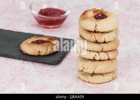 Gustosi biscotti al burro con punto di marmellata; biscotti fatti in casa. Foto Stock