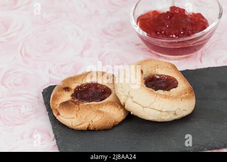 Gustosi biscotti al burro con punto di marmellata; biscotti fatti in casa. Foto Stock