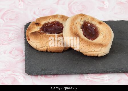 Gustosi biscotti al burro con punto di marmellata; biscotti fatti in casa. Foto Stock