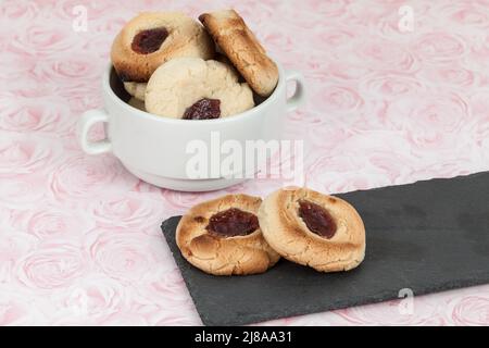 Gustosi biscotti al burro con punto di marmellata; biscotti fatti in casa. Foto Stock