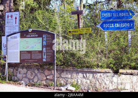 Cartello di informazioni turistiche per Rocca Calascio, fortezza medievale in cima alla montagna. Abruzzo - Italia Foto Stock