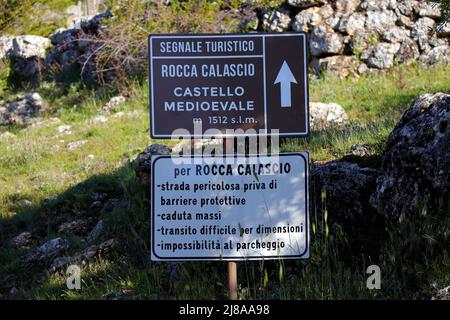 Cartello di informazioni turistiche per il Castello di Rocca Calascio, fortezza medievale in cima alla montagna, Abruzzo - Italia Foto Stock