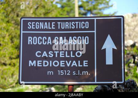 Cartello di informazioni turistiche per il Castello di Rocca Calascio, fortezza medievale in cima alla montagna, Abruzzo - Italia Foto Stock