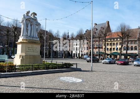 Maaseik, Limburgo, Belgio - 04 12 2022 - Statua dei fratelli Van Eyck nella vecchia piazza del mercato Foto Stock