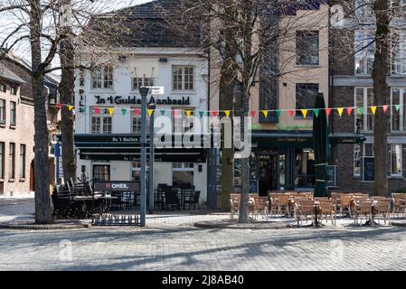 Maaseik, Limburg, Belgio - 04 12 2022 - terrazze ed edifici storici nella vecchia piazza del mercato Foto Stock